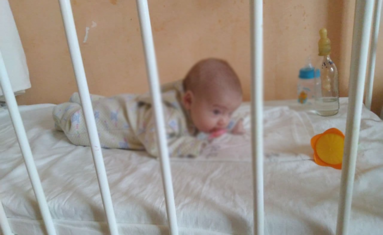 Вика боится потерять взрослых из виду