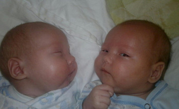 Помогите двойняшкам Ярику и Ирине оказаться дома с мамой