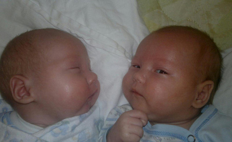 Помогите двойняшкам Ярику и Ирине оказаться дома с мамой