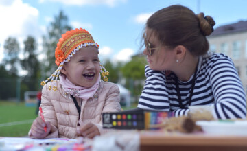 «Сатурация 58%, а она рисует и смеётся». Девочка с половиной сердца удивляет врачей и радует семью