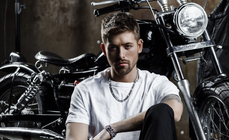 Участник шоу «Голос» приглашает на онлайн-квартирник в поддержку подопечных «Дедморозим»