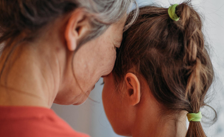 Бабушка и внучка вместе пережили семейную утрату и стали ближе благодаря поддержке психолога «Дедморозим»