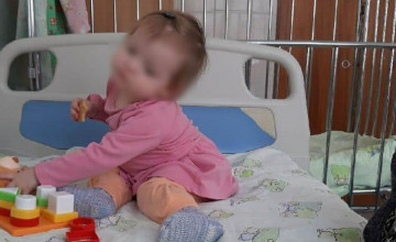 Маленькую Яну привезли к больничной маме на вертолёте