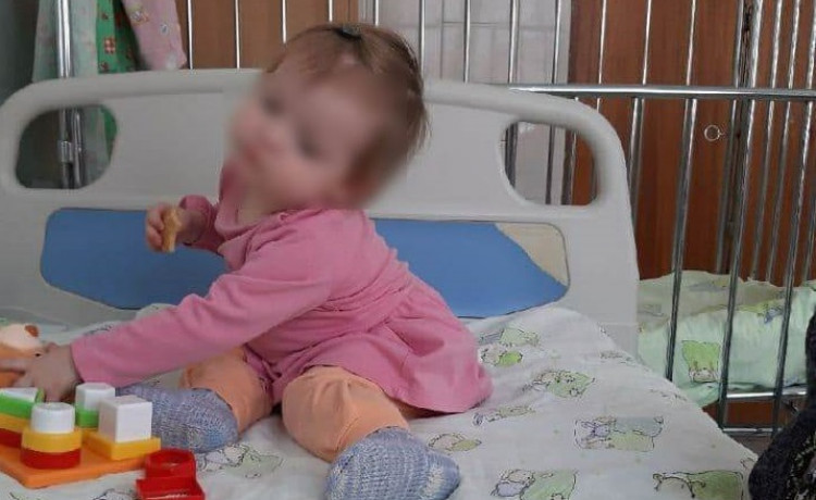 Маленькую Яну привезли к больничной маме на вертолёте