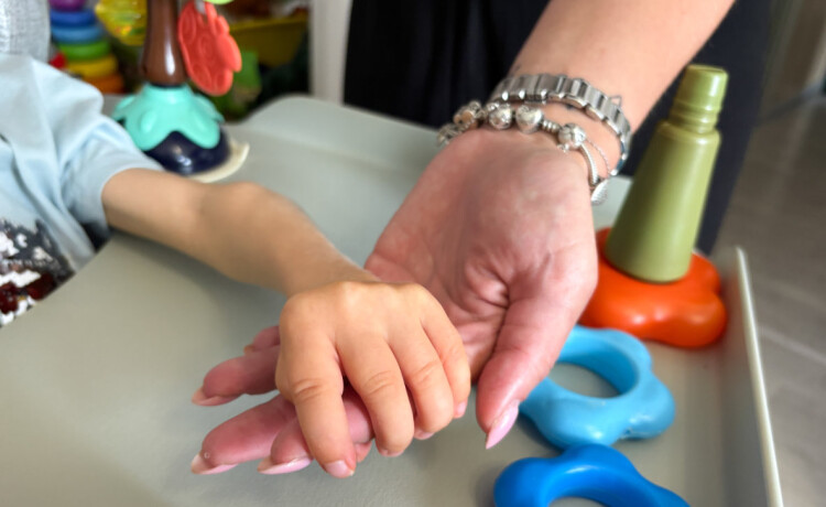 «Два брата-близнеца — две судьбы»: в Перми ищут няню и друга для мальчика, пострадавшего во время родов