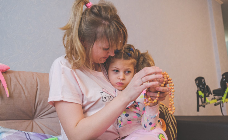 «Свой человек». Как в Перми работают няни для тяжелобольных детей из службы заботы фонда «Дедморозим»