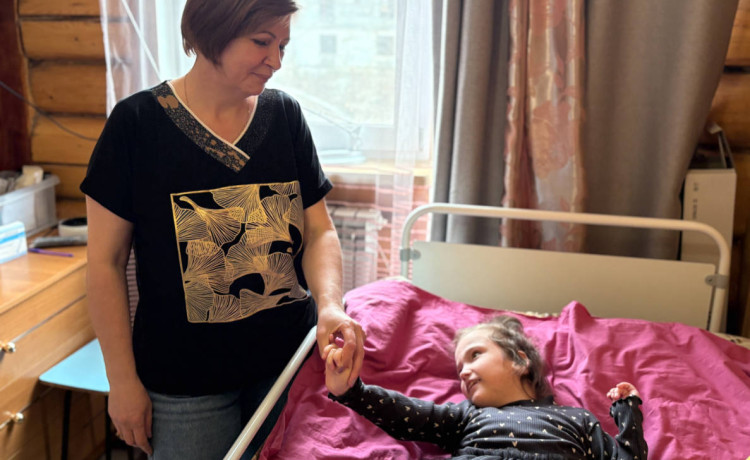 «При рождении весила килограмм»: особенной девочке нужна няня, а её маме — глоток свободы