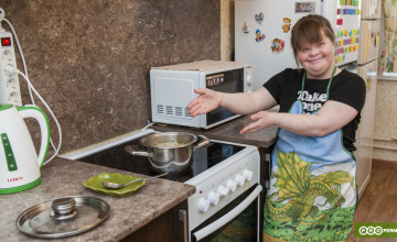 «Она не могла попросить соцработника: «Хочу современные джинсы». Как Вера обрела дом и будущее