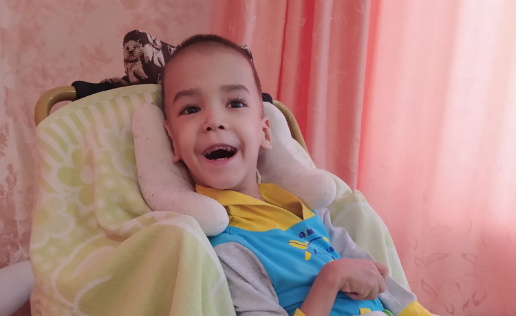 «Я живу с надеждой, что сыну можно помочь»: как ухаживать за тяжелобольным ребёнком, если живёшь за сотни километров от Перми