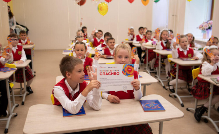 Школьники привлекли 4,8 млн рублей на помощь тяжелобольным ребятам во время акции «Цветы жизни»