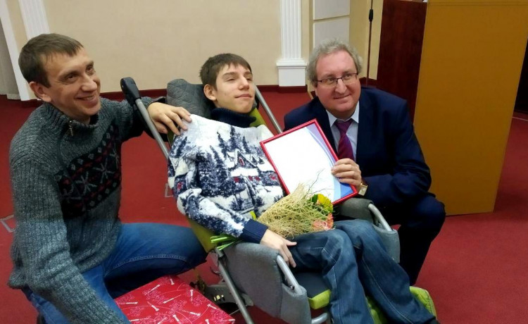 Павел Миков вручил награду невероятному папе Жене