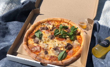 Роллы, пицца и цветы в помощь детям