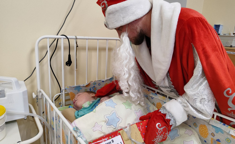 Новогодние чудеса добрались туда, где много света