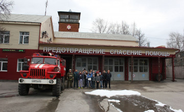 Пожарные разожгли любопытство у ребят из приюта