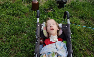 Надя перестала дышать и кушать сама. Ей нужна ваша помощь, чтобы оставаться дома