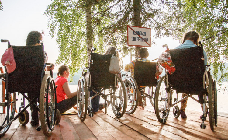 Детям начали подбирать и выдавать средства реабилитации, которые им действительно подходят