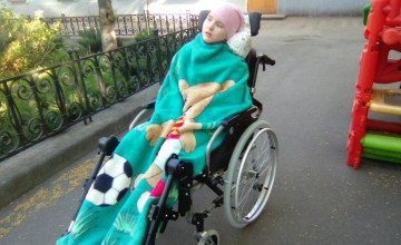 Маша гуляет в новой коляске