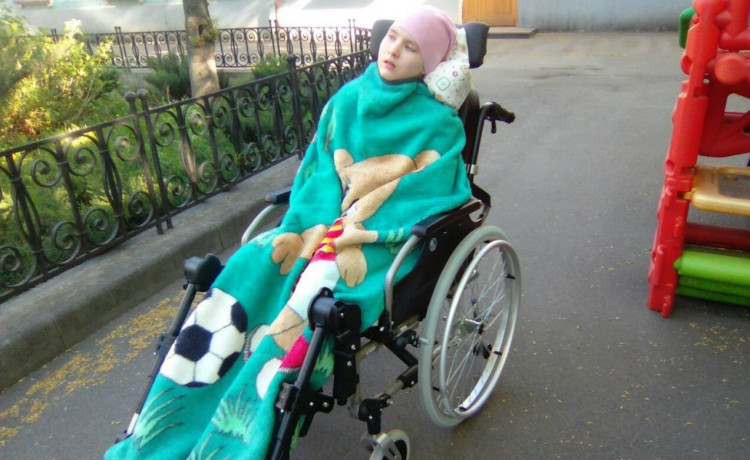 Маша гуляет в новой коляске