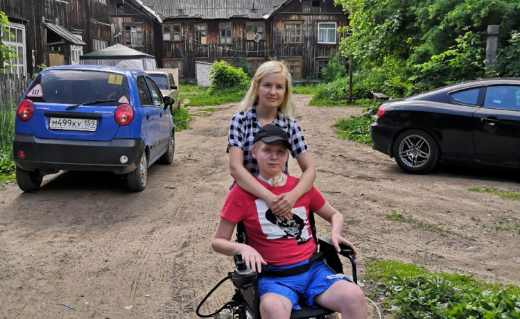 Саша Хан впервые за год вышел на прогулку