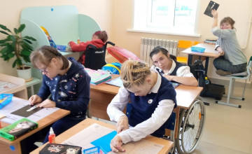 Как выпускники интернатов учатся в школе и в реальной жизни