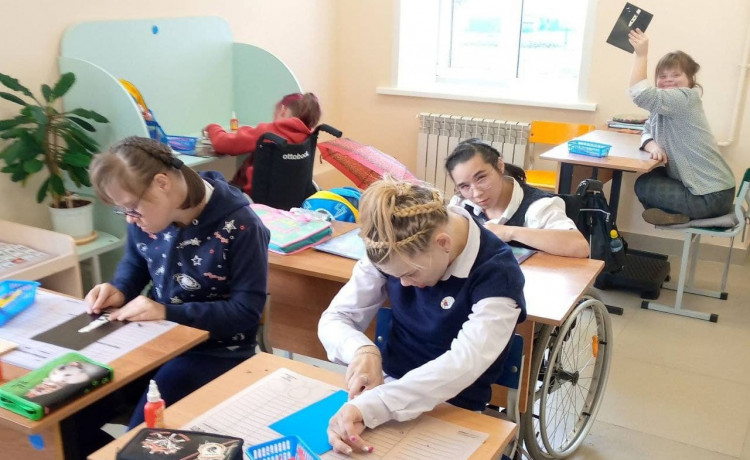 Как выпускники интернатов учатся в школе и в реальной жизни