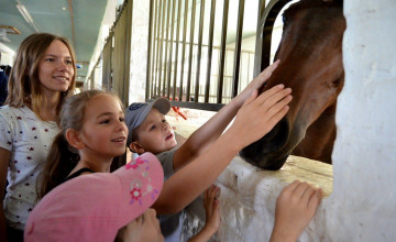 Снегурочки раскрыли секрет дня именинника
