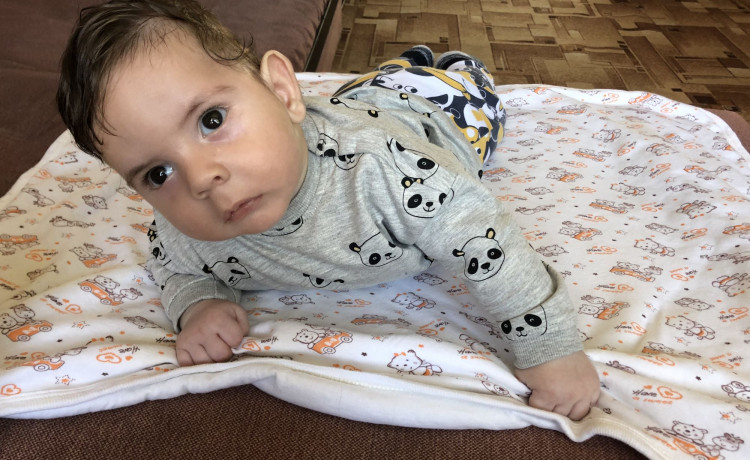 Подарите маленькому Артёму тысячу поцелуев!