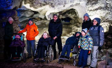 Дети на инвалидных колясках спустились под землю