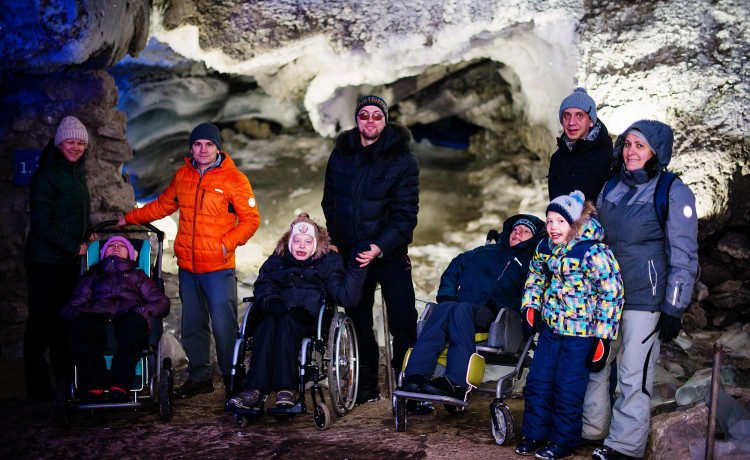 Дети на инвалидных колясках спустились под землю