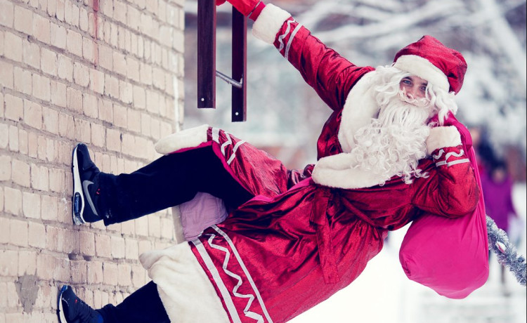 Настоящие чудеса не врываются в дома: мошенники пытаются попасть в квартиры пермяков под видом Деда Мороза