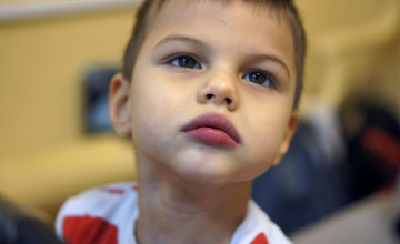 Знакомьтесь, Вова Слободчиков. Мальчик, который в годик пришёл с прогулки, уснул, а проснулся парализованным и слепым