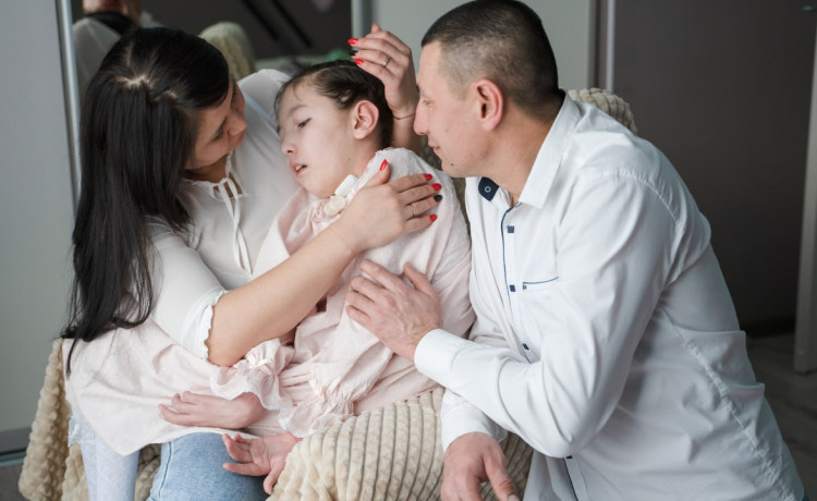 Илона не видит и не слышит, но чувствует — помогите ей ощутить заботу близких