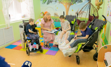 Мама трёх детей на колясках в одиночку ставит дом