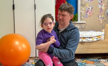 «Родилась обычным ребёнком, но в восемь месяцев жизнь изменилась»: девочке с синдромом Ретта нужна няня