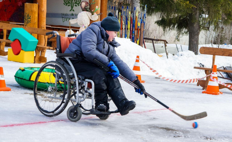 Дети на инвалидных колясках потянули канат и сыграли в хоккей
