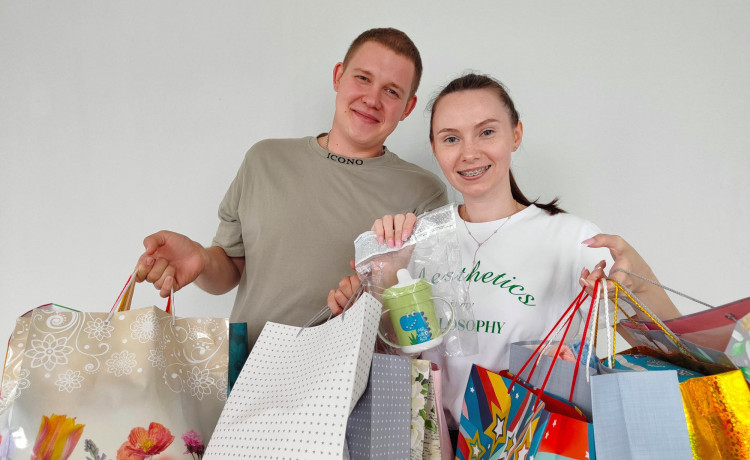 Начали семейную жизнь с доброго дела: молодожёны отказались от букетов ради сирот в больницах