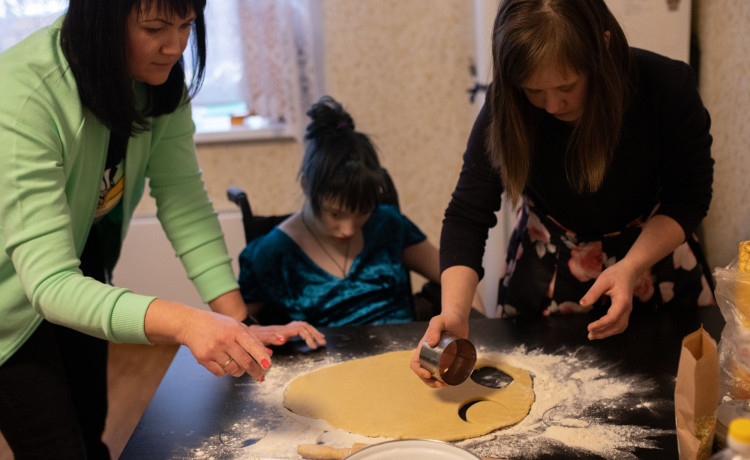 «Пусть маленькая, но победа». Как готовка помогает возвращать выпускникам интернатов будущее и чем вы можете помочь