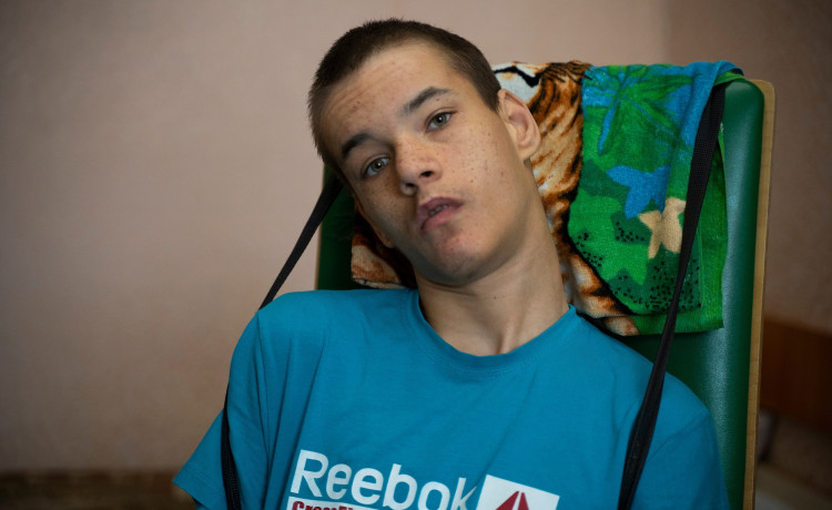 «Поняла, что Влад — моя семья, с первого взгляда». Тысячи репостов помогли найти опекуна для парня, который из-за ковида потерял свою семью