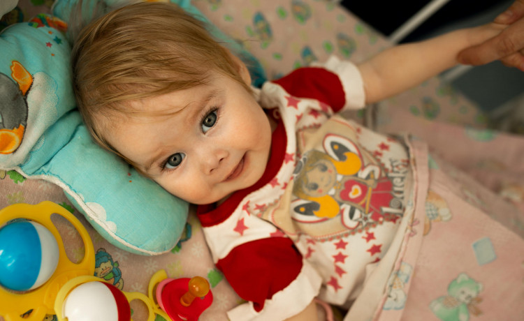 Молодой папа ушёл в декрет, чтобы ухаживать за неизлечимо больной малышкой