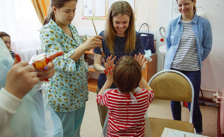 «Сначала я была одна, а сейчас нас больше 20 человек»: как в Пермском крае появилась команда поддержки тяжелобольных детей на дому