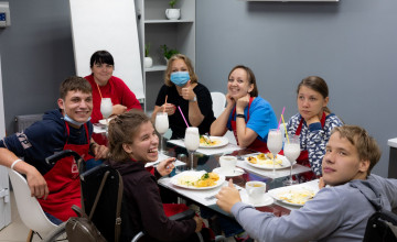 «Обычно в детском доме рвёшься помогать ребятам на каждом шагу. Но куда важнее то, что возможно без твоего присутствия»