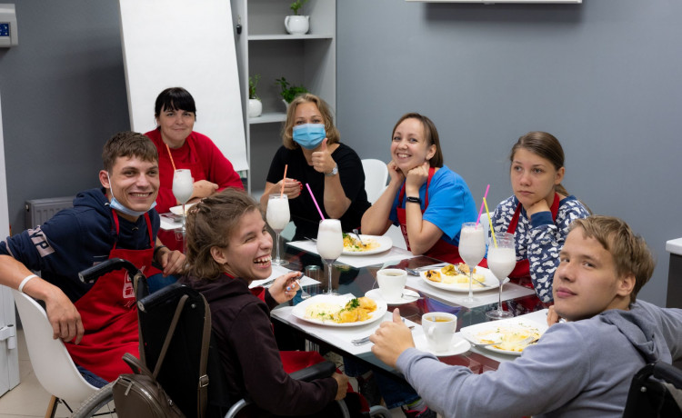 «Обычно в детском доме рвёшься помогать ребятам на каждом шагу. Но куда важнее то, что возможно без твоего присутствия»
