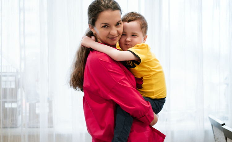 Мама стала донором костного мозга для своего сына и рассказала, почему этого не стоит бояться