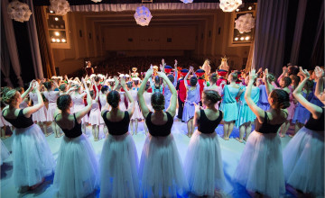 Артисты театра подарили детям-сиротам заботу на Новый год