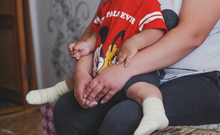 «Я верю, что можно что-то исправить даже там, где это кажется невозможным»: координатор проекта «В домике» рассказывает, как помогает малышам не потерять родителей и не попасть в детдом