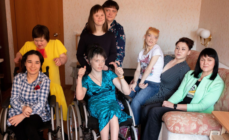 «Я с ними по-взрослому, и они ко мне тянутся». Как Марина успевает заботиться о тяжелобольной дочке и возвращать будущее выпускникам интернатов