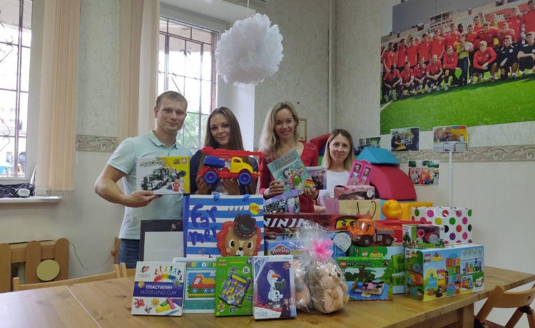 Молодожёны отказались от цветов на свадьбу ради тяжелобольных детей