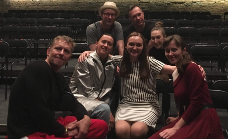 Актёры театра вступили в группу поддержки Богдана