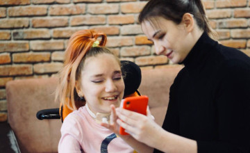 Феминизм, розовые волосы и трахеостома. Как у Алисы Петуниной появилась Аня