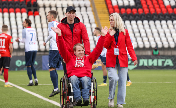 Бросок в будущее: парень на инвалидной коляске открыл футбольный сезон в Перми
